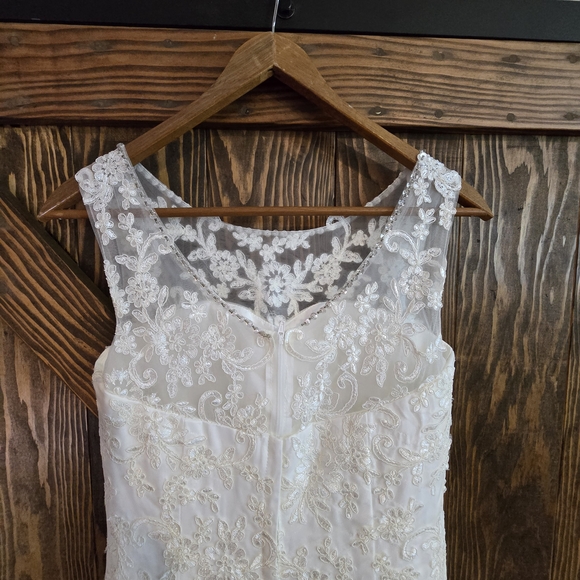 NWOT Elegant White Wedding Gown With Floral Lace Bodice Tulle Overlay Size 2 - Picture 4 of 13